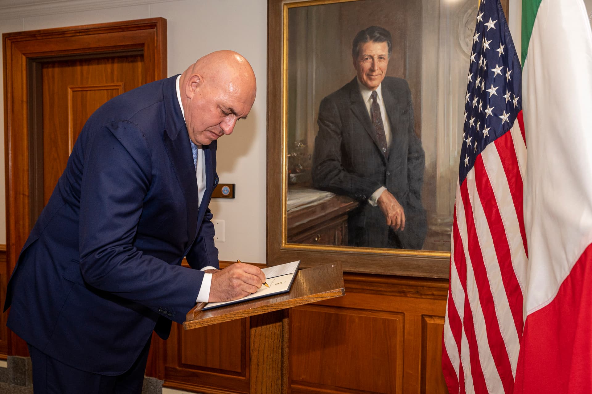 Der italienische Verteidigungsminister Guido Crosetto trägt sich 2023 in das Gästebuch des Pentagons ein (Foto von Alexander Kubitza)
