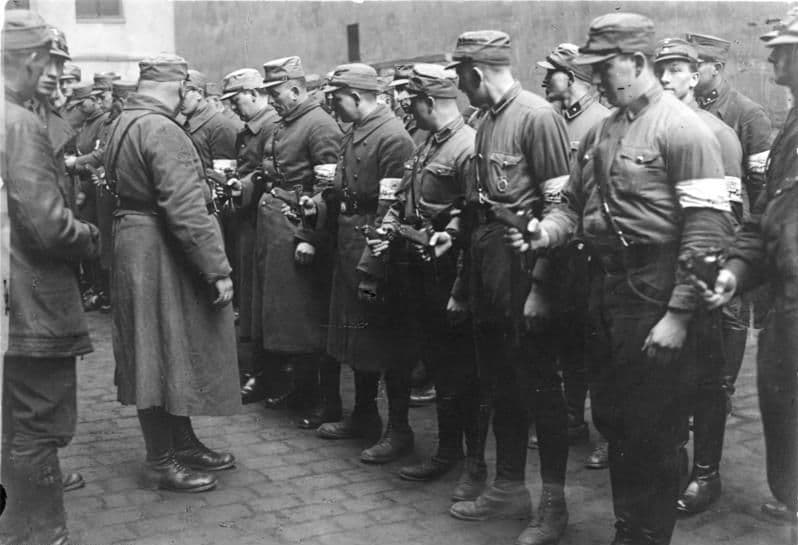 Photo of weapon assembly for SA deployed as auxiliary police in Berlin in spring 1933 (CC-BY-SA 3.0 Bundesarchiv)